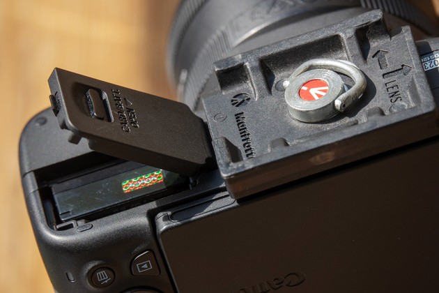 Canon EOS 200D, вид снизу