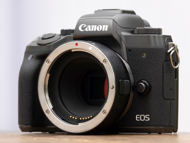 Камера Canon EOS M5 с установленным адаптером крепления EF-EOS M 
