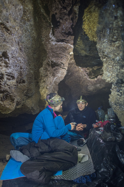 Спелеологи в подземном базовом лагере «Маеток»