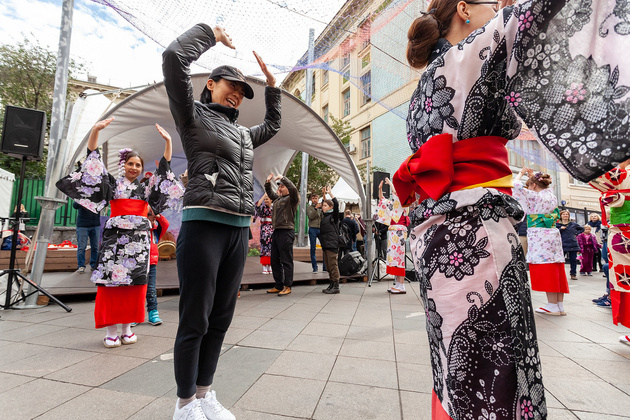 Украшением события стал мастер-класс по традиционному японскому танцу донпамбуси в исполнении танцевального коллектива «Кисеки-но Хана». Фото - Алексей Данилкин