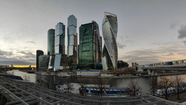 Режим «Панорама» отлично снимает в любое время суток. Фото сделано со смотровой площадки «Москва-Сити». Очень нравится объём, который получается на выходе. 