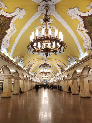 Фотографии сделаны на телефон с рук на станции метро «Комсомольская» в условиях искусственного освещения. 

Фото в автоматическом режиме