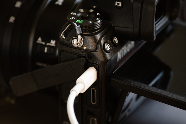 Nikon Z 6 и Nikon Z 7: маленькая оранжевая лампочка с надписью CHG загорается во время зарядки через USB.