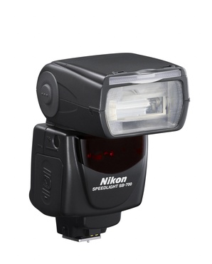 Nikon SB-700 — продвинутая фотовспышка со множеством настроек и возможностей.