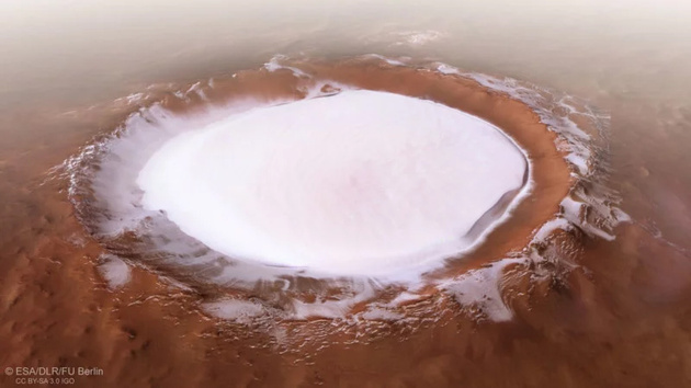 На новых фотографиях с Марса можно увидеть воду