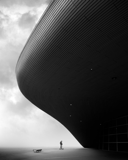 Copyright: © Daniel Portch, United Kingdom, Shortlist, Open, Architecture (Open competition), 2019 Sony World Photography Awards

Человек на самокате позволил оценить масштаб и добавил контекста к Центру водного спорта, Лондон — архитектор Zaha Hadid.