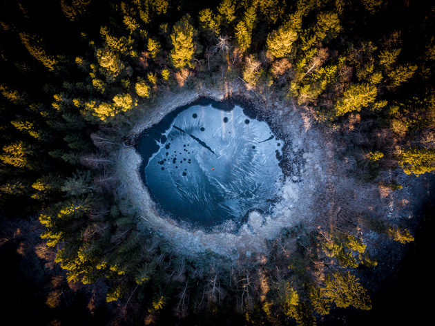 Copyright: © Svein Nordrum, Norway, Shortlist, Open, Landscape, 2019 Sony World Photography Awards

Вид с воздуха на небольшое замерзшее лесное озеро в Осло, Норвегия.