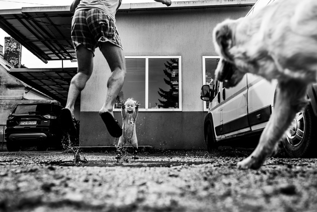 Copyright: © Marlena Kurowska-Jankowiak, Poland, Shortlist, Open, Motion (Open competition), 2019 Sony World Photography Awards

Фотография моей маленькой дочери, мужа и нашей собаки сделана в одно воскресное утро после сильного ливня. Это был первый раз, когда моя девочка смогла побегать по лужам. Муж и дочка всё ещё в своих пижамах, поскольку снимок сделан на нашем заднем дворе.