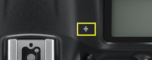 Дистанция фокусировки отсчитывается от фокальной плоскости. Она отмечена специальным значком на корпусе камеры. 