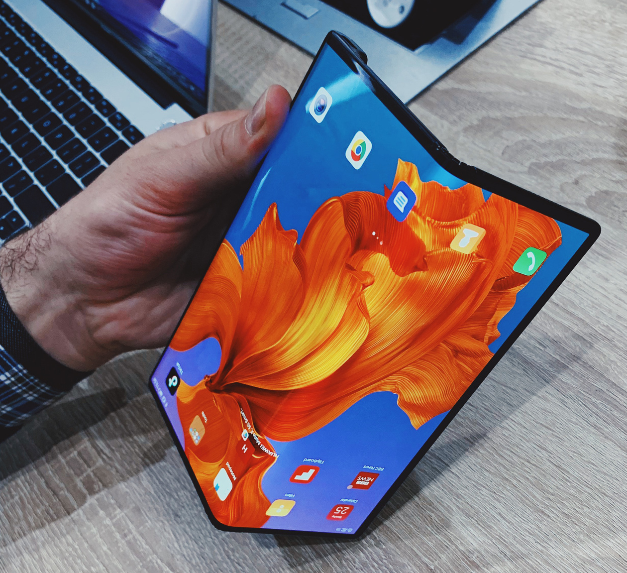 HUAWEI Mate X: Главный складной и гнущийся смартфон MWC 2019 / Мобильные  устройства / Новости фототехники