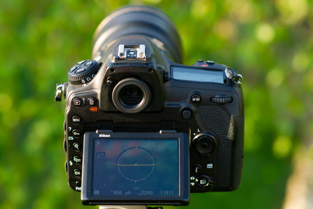 В режиме Live View экран Nikon D850 не уступит по информативности беззеркалкам. А его разрешение даже выше!