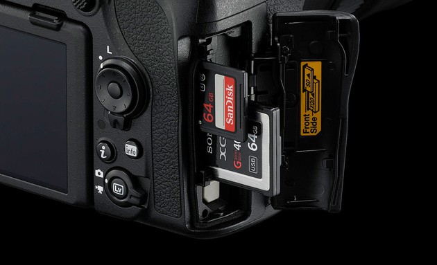 Двойной слот для карт памяти фотоаппарата Nikon D850. Поддерживаются карты формата XQD и традиционные карты SD.