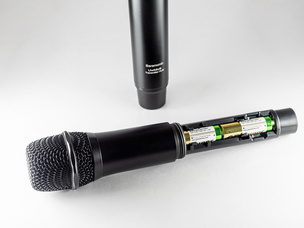 Микрофон питается от двух батареек типа АА.
