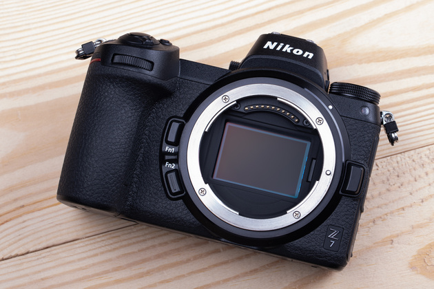 Байонет Nikon Z. За ним видна полнокадровая матрица.