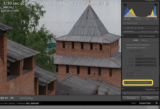 В панели Lens Corrections Adobe Lightroom Classic сообщает, что к изображению автоматически применён встроенный профиль объектива. 