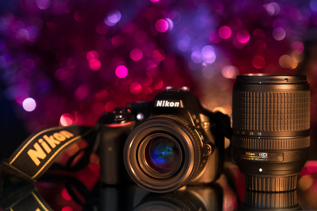 Камера Nikon D5300 и два объектива, позволяющие работать с размытым фоном: Nikon AF-S 50mm f/1.4G Nikkor на камере и Nikon AF-S DX NIKKOR 18-140mm f/3.5-5.6G ED VR.