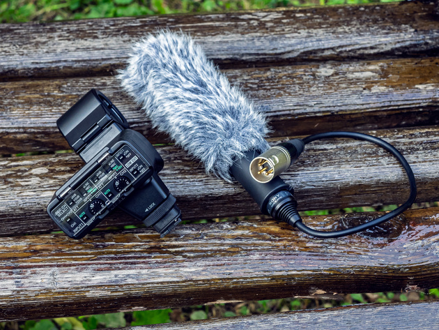Комплект XLR-K2M включает микрофон ECM-XM1 и адаптер XLR-A2M.