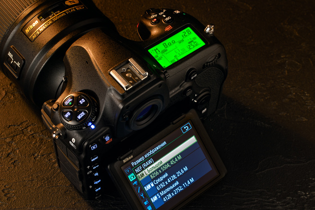 Верхний информационный ЖК-экран с зелёной подсветкой. Кстати, у Nikon D850 подсвечивается не только экран, но и некоторые кнопки, что удобно при съёмке в темноте. 