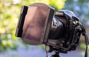 Квадратный фильтр 100 х 100 мм в специальном держателе установлен на камеру Nikon D850 с объективом Nikon AF-S NIKKOR 18-35mm f/3.5-4.5G ED.