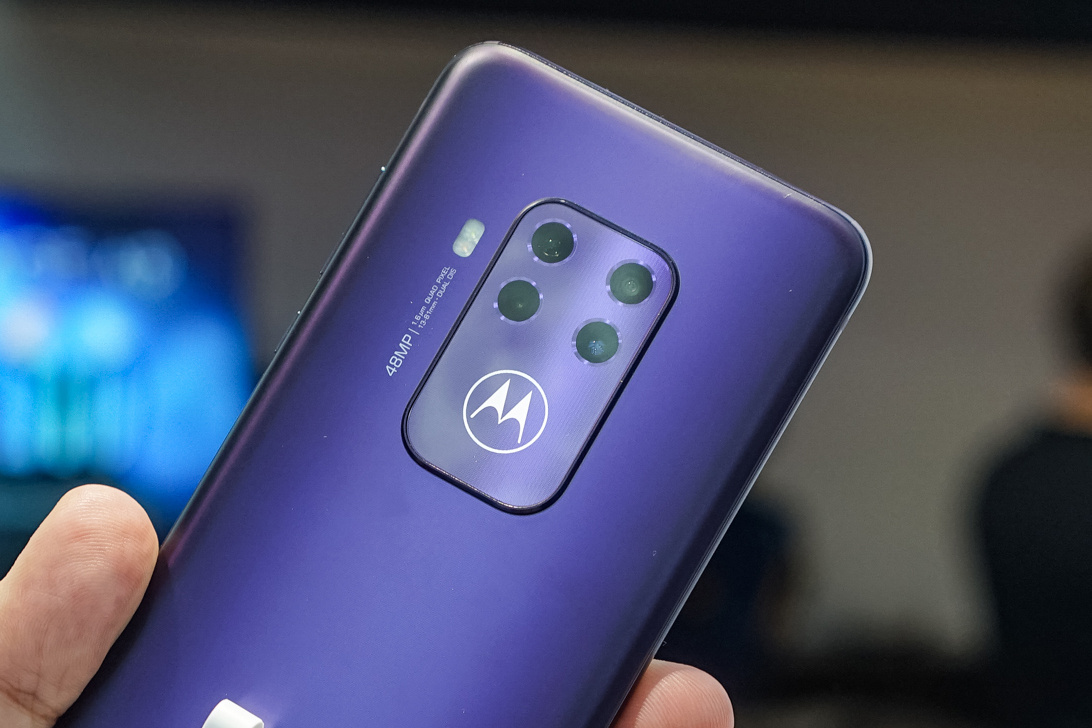 Motorola One Zoom: Попытка вернуться? / Мобильные устройства / Новости  фототехники