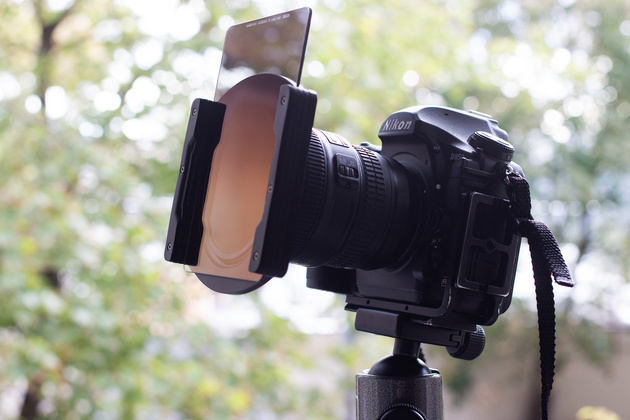 Нейтрально-серый градиентный светофильтр в держателе на камере Nikon D850 с объективом Nikon AF-S NIKKOR 18-35mm f/3.5-4.5G ED.