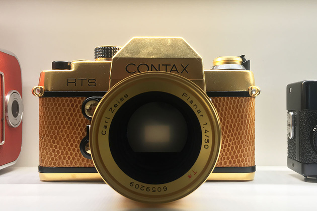 В музее Carl Zeiss AG немало интереснейших экспонатов. Кроме золотого Contax (камеры этой марки выпускал Zeiss Ikon) тут можно увидеть, например, как выглядели фотоаппараты для съёмки в космосе.