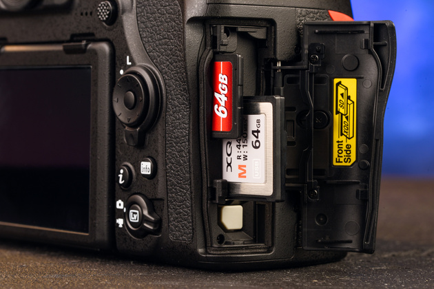 Nikon D850 — камера с двумя слотами для карт памяти. Впрочем, и более доступные камеры от Nikon позволяют снимать сразу на две карты, к примеру Nikon D610 или Nikon D750.