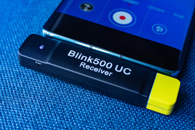 Ресивер Blink 500 UC подключён к смартфону. В инструкции рекомендуют, чтобы антенна, окрашенная жёлтым, при горизонтальной съёмке была сверху.