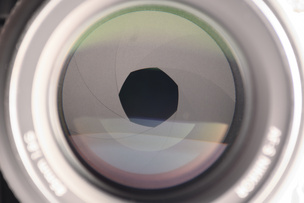 Лепестки диафрагмы в объективе формируют отверстия различного диаметра.