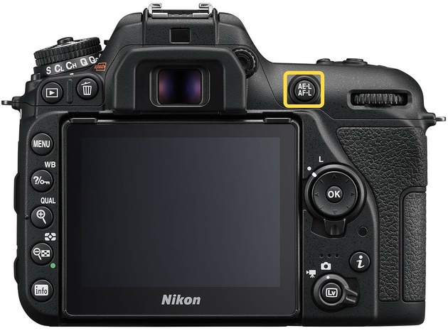 Кнопка AE-L/AF-L на фотокамере Nikon D7500