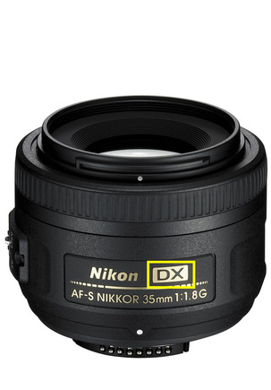 Nikon AF-S 35mm f/1.8G DX Nikkor — объектив на кроп, о чём говорит обозначение DX.