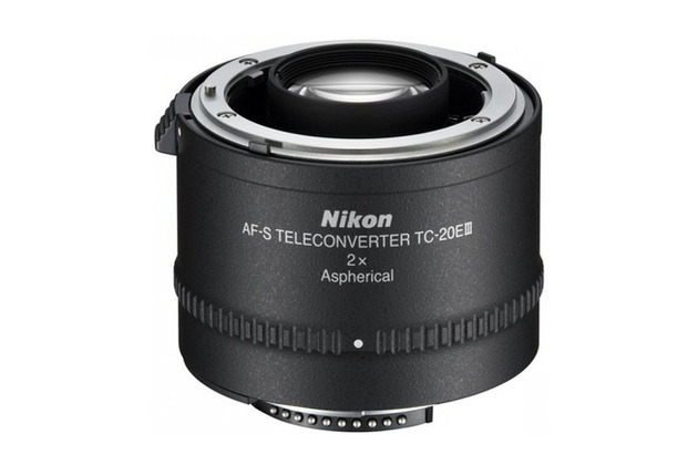 Телеконвертер устанавливается между камерой и объективом и служит для увеличения фокусного расстояния. Nikon TC-20EIII увеличивает фокусное расстояние в два раза, но так же в два раза снижает и светосилу объектива.