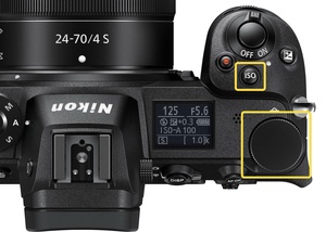 На зеркальных и беззеркальных камерах Nikon для настройки ISO необходимо нажать соответствующую кнопку и не отпуская ее, покрутить заднее колесико. На дисплее будет отображаться выбранное значение. 
