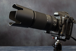 Объектив NIKKOR AF-P 70-300mm f/4.5-5.6E ED VR с установленной блендой.