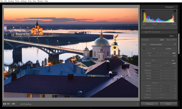 Откроем RAW-файл с этим снимком в Adobe Lightroom и повысим экспозицию на 4 ступени. Как видим, кадр стал ярче, потери деталей и искажения цветов не произошло.