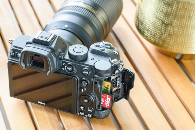 Nikon Z 5 — беззеркалка с двумя слотами под карты памяти SD.