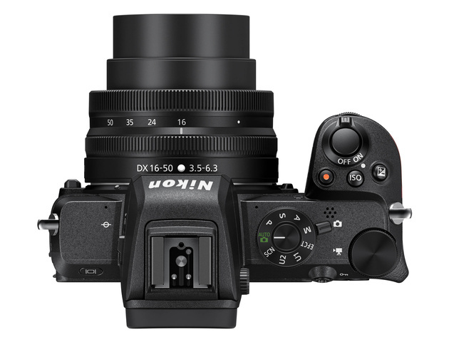 Nikon Z 50 с китовым объективом NIKKOR Z DX 16-50mm f/3.5-6.3 VR. Объектив имеет переменную, сравнительно низкую светосилу. На минимальном зуме она равна F3,5, а на максимальном — F6,3. Это плата за малые размеры и доступную цену.