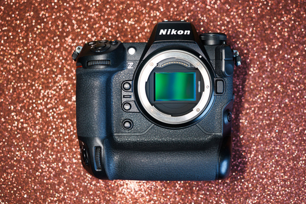 Nikon Z 9 — профессиональная беззеркалка, которая отправила зеркальных предшественников на пенсию. Про неё можно почитать в нашему тесте.