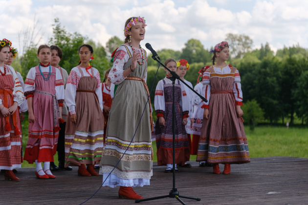 Во время съёмки хора автофокус иногда перескакивал с лица на лицо.