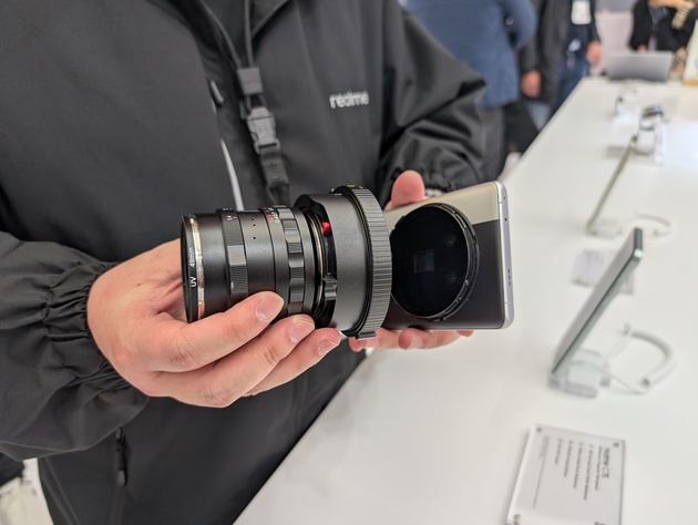 Realme показали концепт смартфона со сменной оптикой