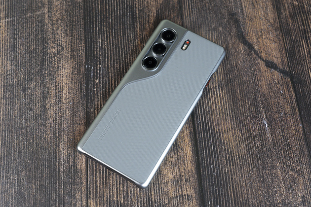 TECNO Camon 40 Pro 5G в фирменном чехле, который идет в комплекте с устройством