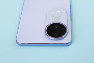 На верхней грани Vivo V50 находится выход стереодинамика