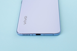 Снизу лоток на 2 nanoSIM, микрофон, динамик, Type-C