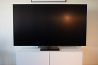 Выключенный телевизор, направленный искусственный свет