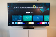 Включенный телевизор, направленный искусственный свет