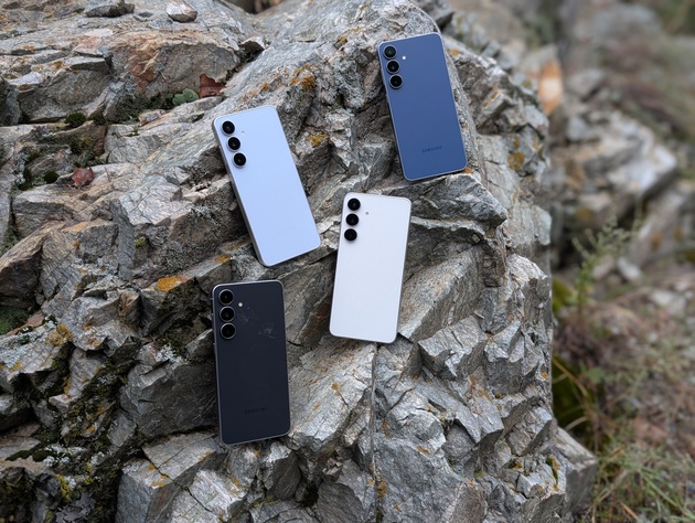 На Galaxy S25 FE уже видны царапины и потертости в ходе использования. Они наиболее заметны на черной и синей версии, но и на светлых версиях также будут видны.