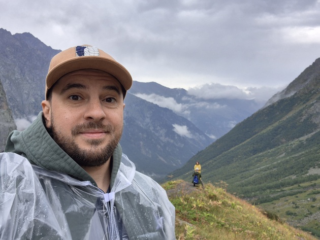 Исходная фотография: на заднем плане молодые люди фотографируют друг друга.