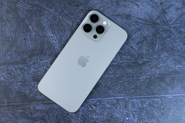 Совсем недавно вышел iPhone 17 Pro и Pro Max, а это значит, что прошлое поколение стало доступнее.