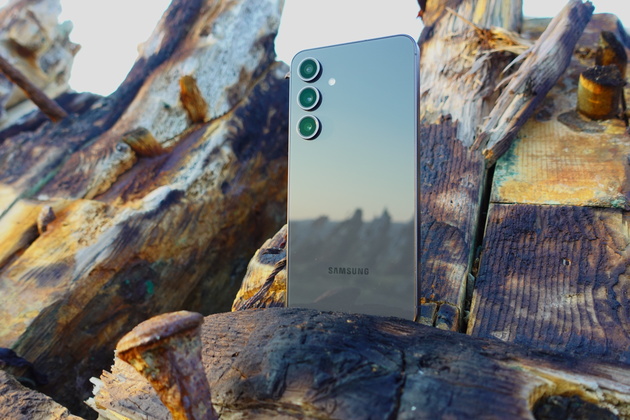 Samsung Galaxy S24 FE до сих пор отлично смотрится в плане характеристик и возможностей.