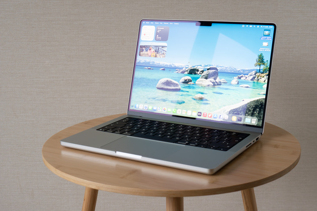 Так выглядит изображение на экране Макбука напротив ярко освещённого окна: яркости подсветки с запасом, но отражения и блики не исключены